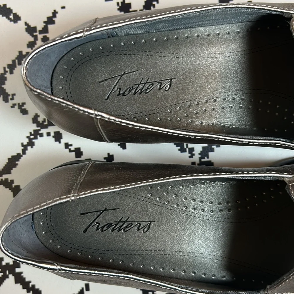 Trotters Metallic Pewter Loafers